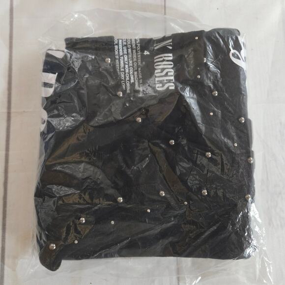 NWT Torrid Black Guns N' Roses Studded Tank Sleeveless Plus Size: 4X (26) - Picture 3 of 3